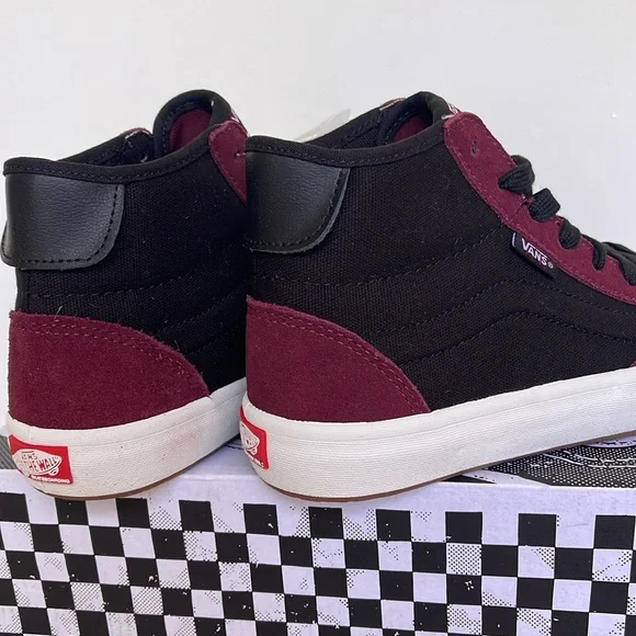 Vans WMNS The Lizzie Port/Black
VN0A4BX102Y
Sneakers - Picture 14 of 16